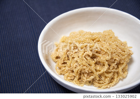 Thread konjac dressed with cod roe 133025902