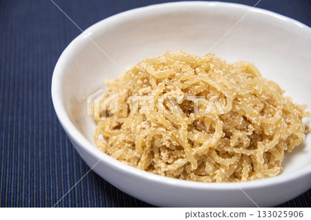 用鱈魚子醬烹調的魔芋絲 133025906