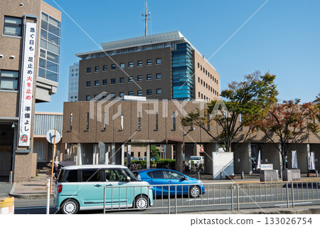從馬路對面可以看到松原市政府門前的緊急水栓和水塔的位置 133026754