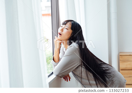 陰沉的早晨,一位脾氣暴躁的年輕女子的畫面 陰沉的早晨,一位脾氣暴躁的年輕女子的畫面 133027233