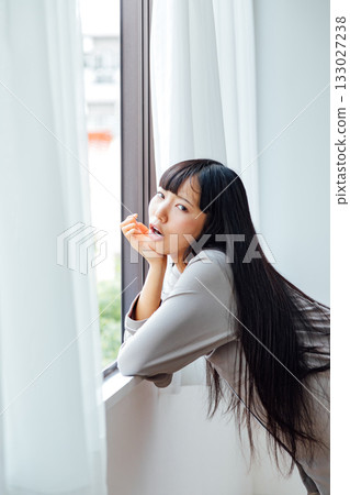 陰沉的早晨，一位脾氣暴躁的年輕女子的畫面 133027238