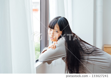陰沉的早晨，一位脾氣暴躁的年輕女子的畫面 133027241