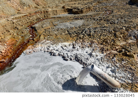 Acidic mine residual water drainage, flowing into decanting pond 133028045