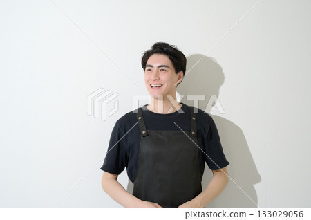 一位日本男子圍著圍裙放鬆休息 133029056