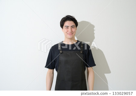 一位日本男子圍著圍裙放鬆休息 一位日本男子圍著圍裙放鬆休息 133029057