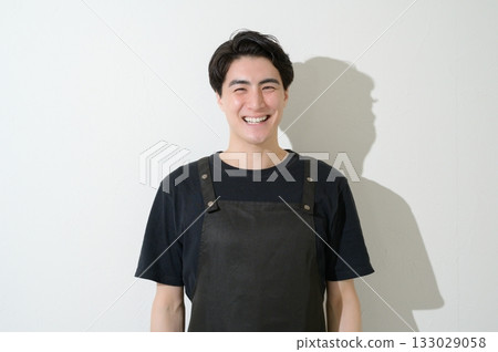 一位日本男子圍著圍裙放鬆休息 133029058