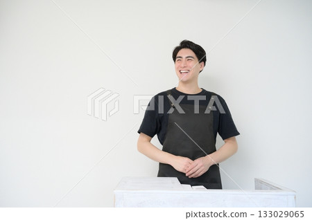 一位日本男子圍著圍裙放鬆休息 133029065