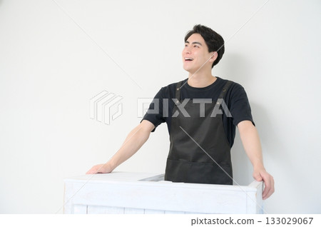 一位日本男子圍著圍裙放鬆休息 一位日本男子圍著圍裙放鬆休息 133029067