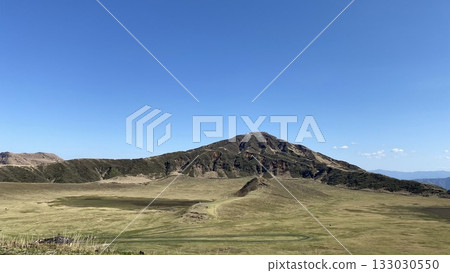阿蘇山火山口和草原的春日景色 133030550