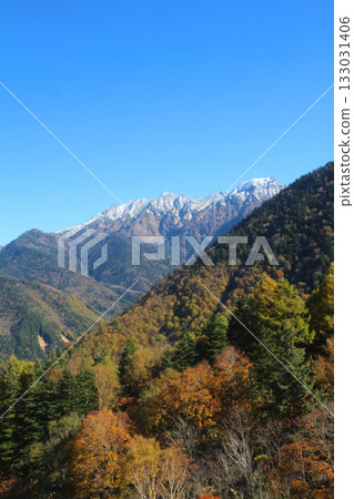 Autumn foliage and snow-capped mountains of the Northern Alps Autumn foliage and snow-capped mountains of the Northern Alps 133031406