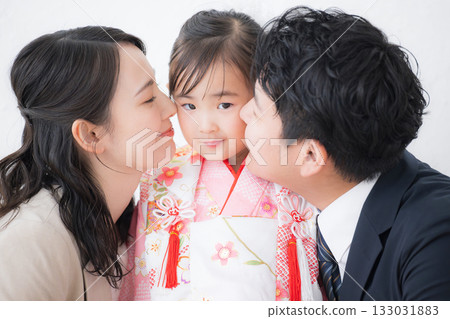 我喜歡七五三紀念照——可愛的全家福照片 我喜歡七五三紀念照——可愛的全家福照片 133031883