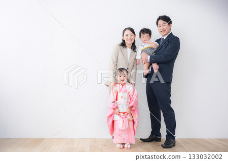 Family photo for Shichi-Go-San and other anniversaries: A family of four smiling and looking at the camera 133032002