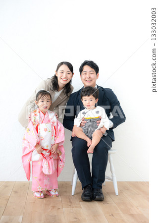 Family photo for Shichi-Go-San and other anniversaries: A family of four smiling and looking at the camera Family photo for Shichi-Go-San and other anniversaries: A family of four smiling and looking at the camera 133032003