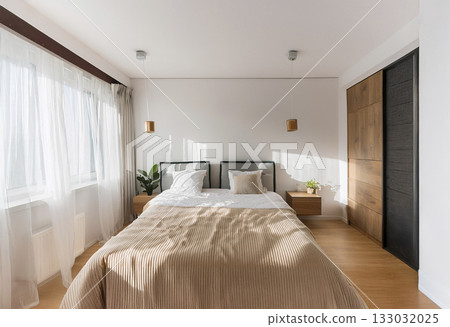 Large bedroom with large door Large bedroom with large door 133032025