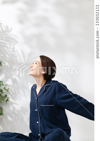 Women get up in the morning Women get up in the morning 133032115
