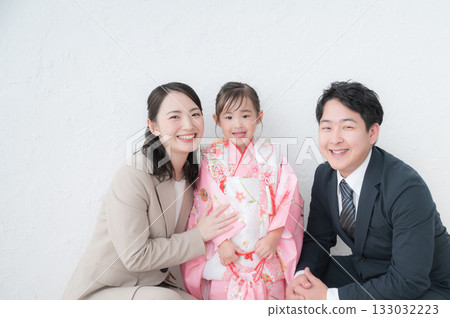 七五三週年及其他紀念日的家庭合照:一家三口面帶笑容地看著鏡頭 七五三週年及其他紀念日的家庭合照:一家三口面帶笑容地看著鏡頭 133032223