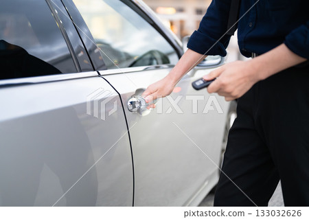 男子打開車門 133032626