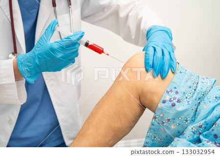 Asian doctor inject Hyaluronic acid platelet rich plasma into knee of senior woman. Asian doctor inject Hyaluronic acid platelet rich plasma into knee of senior woman. 133032954