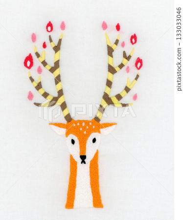繡有一隻長著蠟燭狀鹿角的鹿 繡有一隻長著蠟燭狀鹿角的鹿 133033046