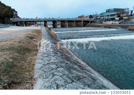 鴨川上的三條橋 133033051