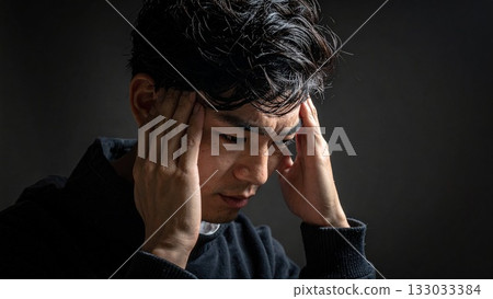 日本男子抱頭,面露痛苦之色,16:9 比例 日本男子抱頭,面露痛苦之色,16:9 比例 133033384