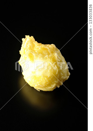 單獨拍攝的雞蛋天婦羅，背景為黑色 133033836