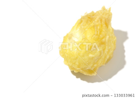 單獨拍攝的雞蛋天婦羅,背景為白色 單獨拍攝的雞蛋天婦羅,背景為白色 133033961