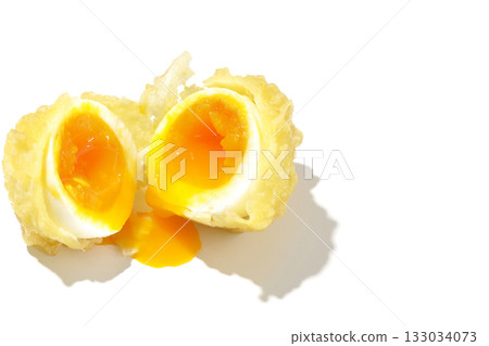 單獨拍攝的溏心蛋天婦羅,背景為白色 單獨拍攝的溏心蛋天婦羅,背景為白色 133034073
