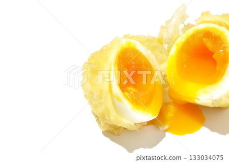 單獨拍攝的溏心蛋天婦羅，背景為白色 133034075