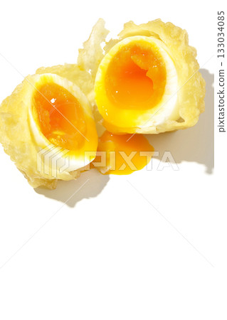 單獨拍攝的溏心蛋天婦羅，背景為白色 133034085