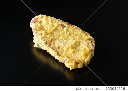 單獨拍攝的地瓜天婦羅，背景為黑色 133034316