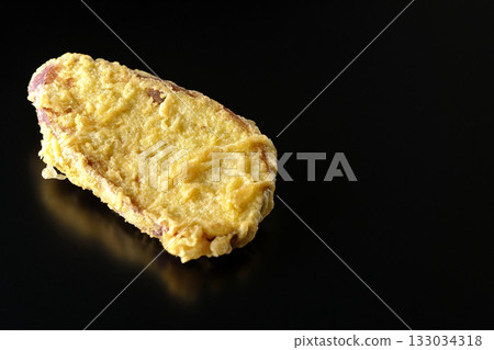 單獨拍攝的地瓜天婦羅，背景為黑色 133034318