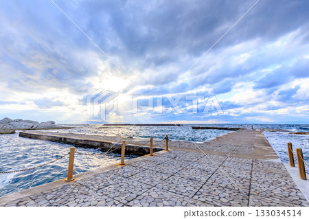 從青森縣下北郡佛陀浦看到的秋日落日 133034514