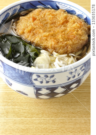 蕎麥麵配炸丸子 蕎麥麵配炸丸子 133035178