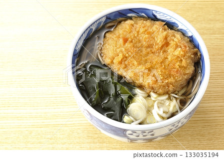 蕎麥麵配炸丸子 133035194