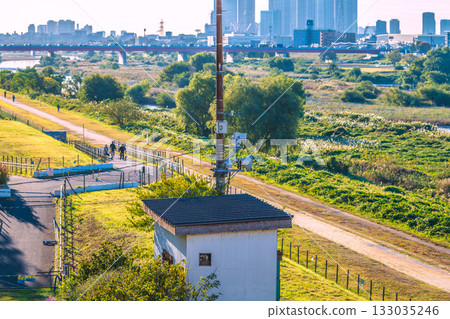 日本東京城市景觀：多摩川位於二子多摩川車站前。背景是武藏小杉車站前的塔樓式公寓。俯瞰多摩川… 133035246