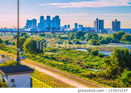 日本東京城市景觀：多摩川位於二子多摩川車站前。背景是武藏小杉車站前的塔樓式公寓。俯瞰多摩川… 133035247