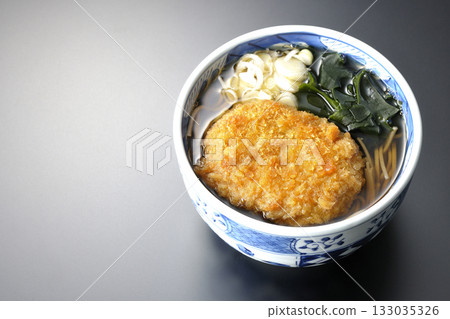 以黑色為背景的竹筒麵配炸丸子照片 以黑色為背景的竹筒麵配炸丸子照片 133035326