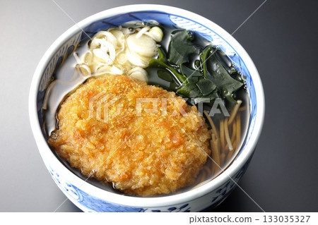 以黑色為背景的竹筒麵配炸丸子照片 以黑色為背景的竹筒麵配炸丸子照片 133035327