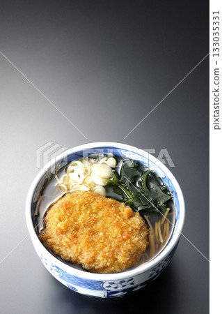 以黑色為背景的竹筒麵配炸丸子照片 以黑色為背景的竹筒麵配炸丸子照片 133035331