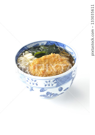 白色背景上的竹筒麵配炸丸子 白色背景上的竹筒麵配炸丸子 133035611
