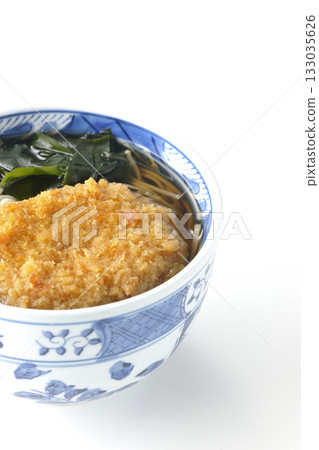 白色背景上的竹筒麵配炸丸子 白色背景上的竹筒麵配炸丸子 133035626