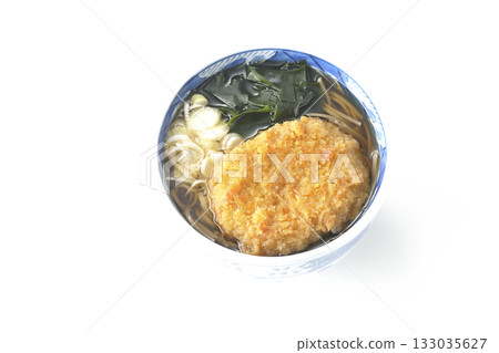 白色背景上的竹筒麵配炸丸子 白色背景上的竹筒麵配炸丸子 133035627