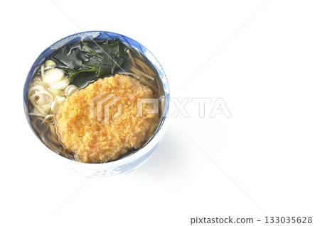 白色背景上的竹筒麵配炸丸子 白色背景上的竹筒麵配炸丸子 133035628