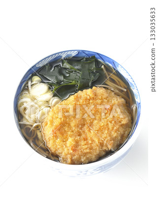白色背景上的竹筒麵配炸丸子 白色背景上的竹筒麵配炸丸子 133035633