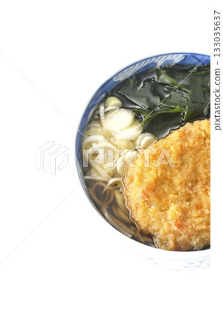 白色背景上的竹筒麵配炸丸子 133035637