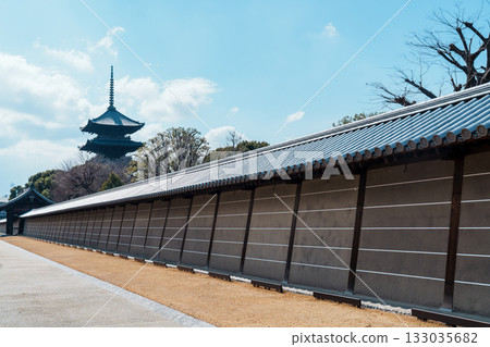東寺的五層寶塔在藍天的襯托下格外醒目。 東寺的五層寶塔在藍天的襯托下格外醒目。 133035682