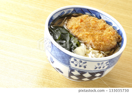 蕎麥麵配炸丸子 蕎麥麵配炸丸子 133035730