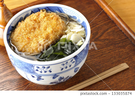 蕎麥麵配炸丸子 蕎麥麵配炸丸子 133035874