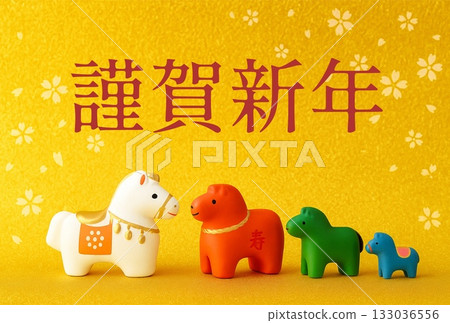 可愛的馬形擺飾，配上金箔背景，適合製作新年賀卡。 133036556
